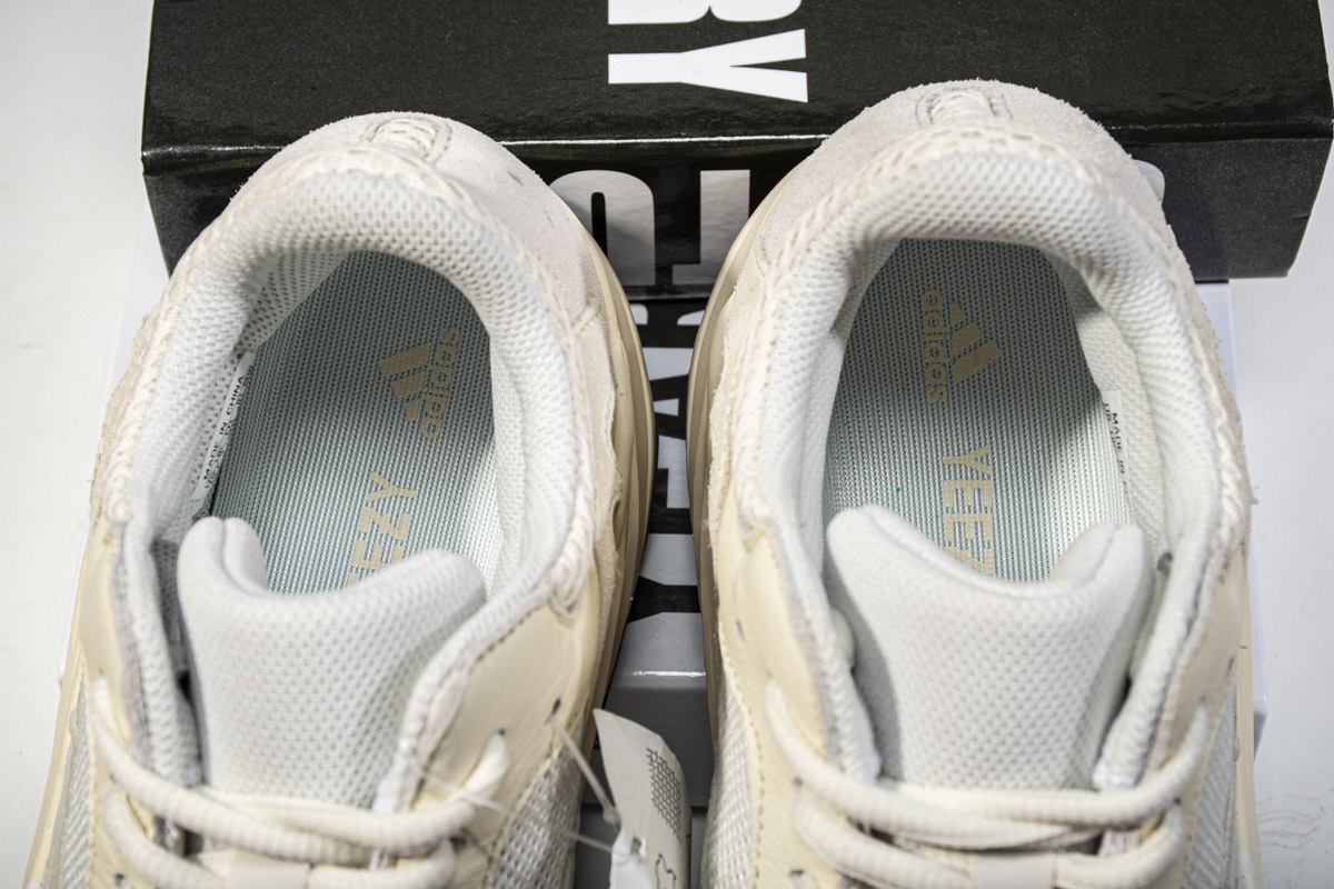 Yeezy Boost 700“Analog” EG7596