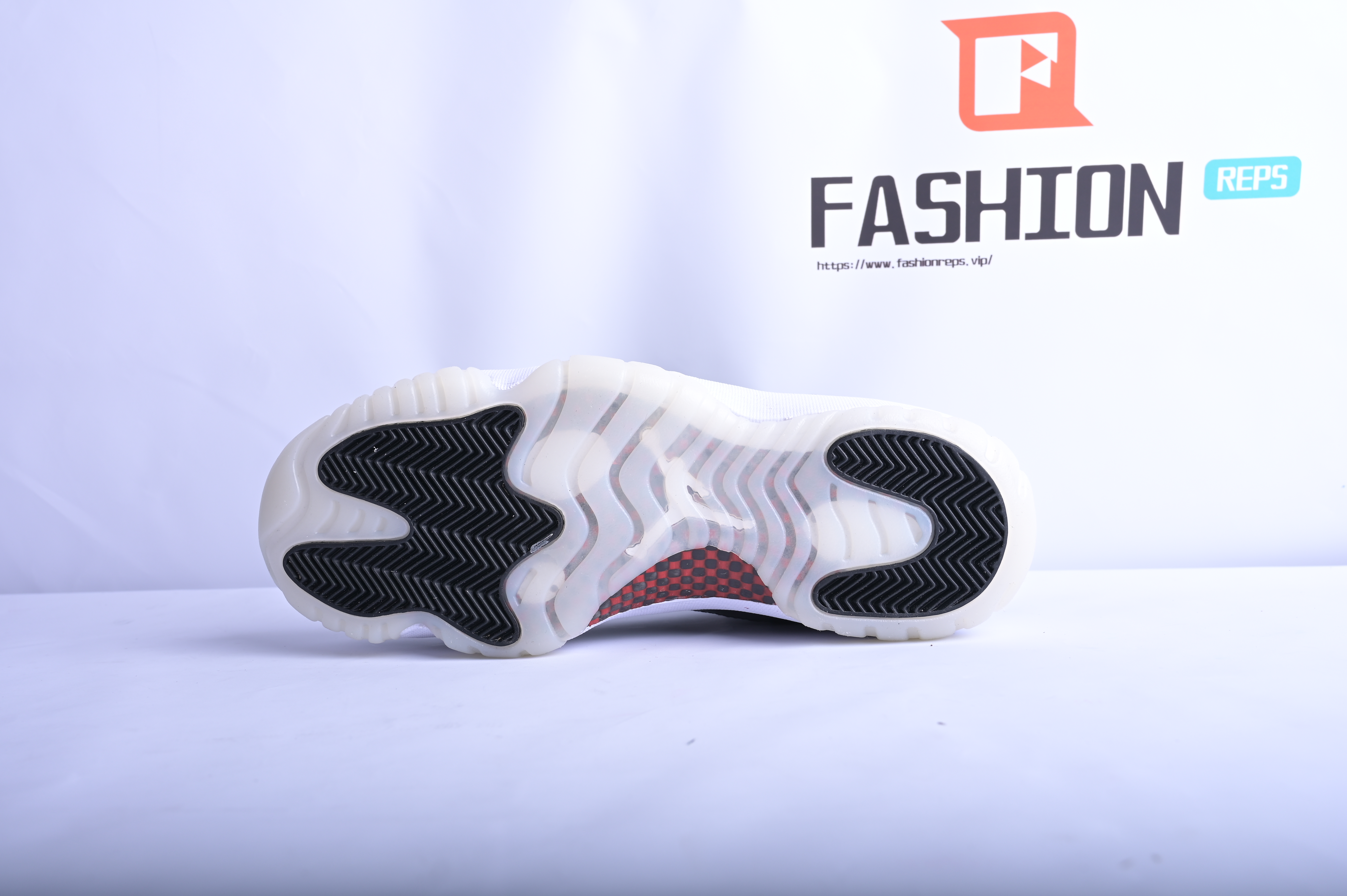 Air Jordan 11 Retro Low 72-10  AV2187-001