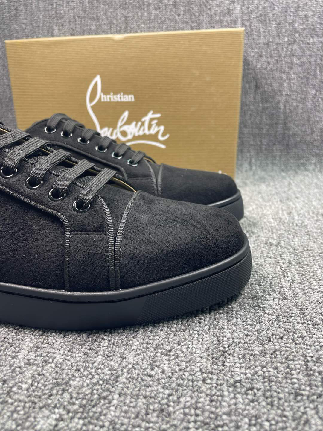Lubotin Suede Round Toe Lace-Up Low-Top Sneakers 3170052B074