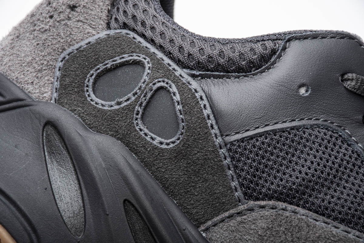 Yeezy Boost 700“Utility Black” FV5304