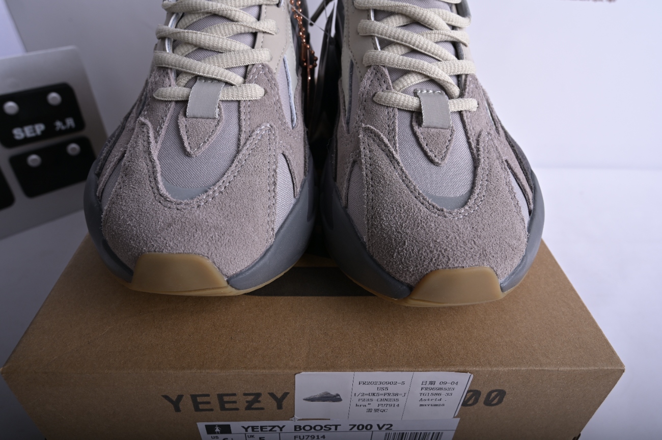 Yeezy Boost 700 V2“Tephra” FU7914