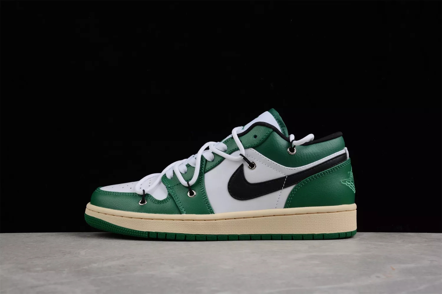 Air Jordan 1 Low “Christmas” 553558-129