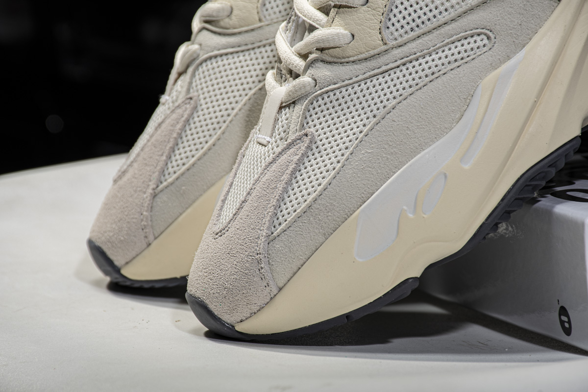Yeezy Boost 700“Analog” EG7596