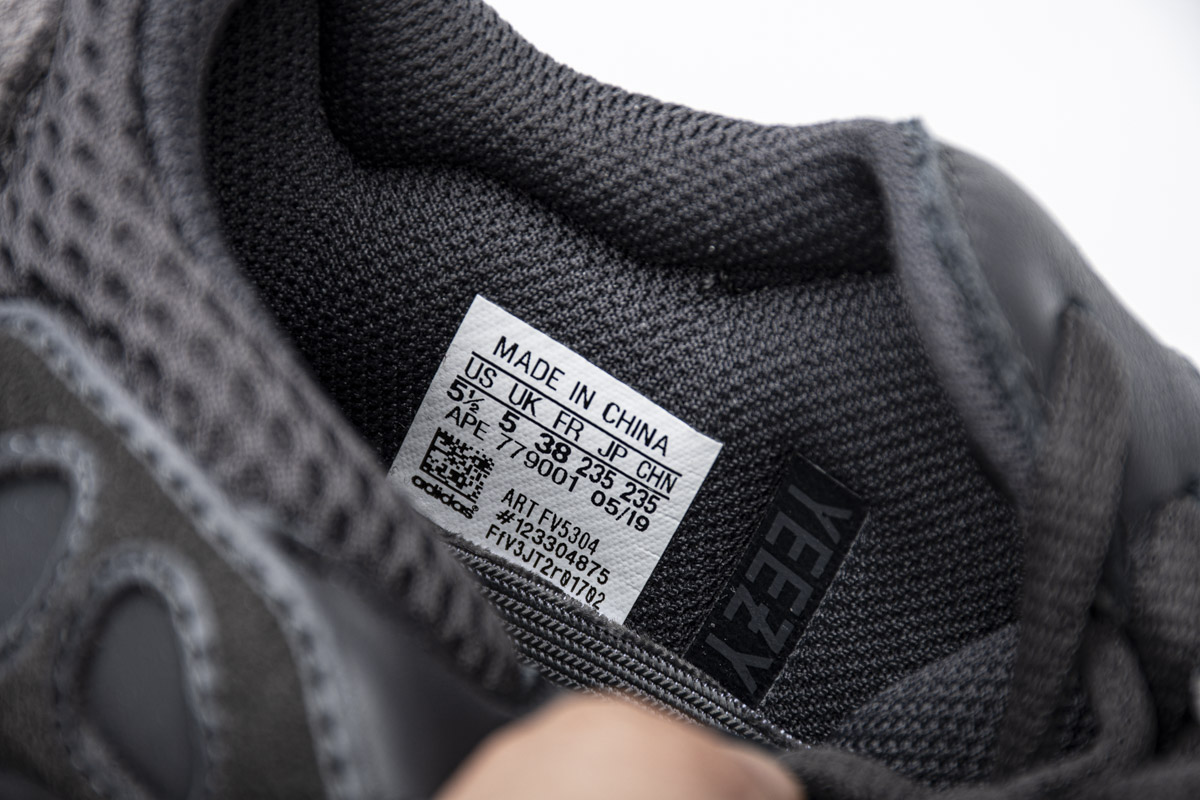 Yeezy Boost 700“Utility Black” FV5304