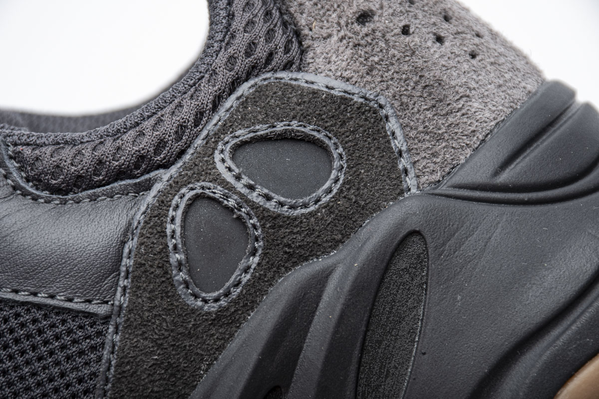 Yeezy Boost 700“Utility Black” FV5304
