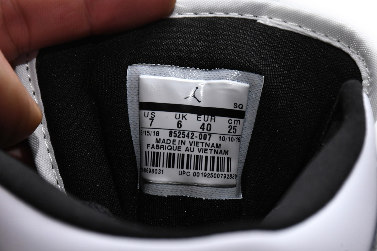 Air Jordan 1 Mid SE Black Gold Patent Leather 852542-007