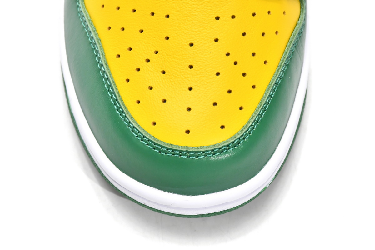 Supreme x Nike SB Dunk Low Brazil DO7412-983