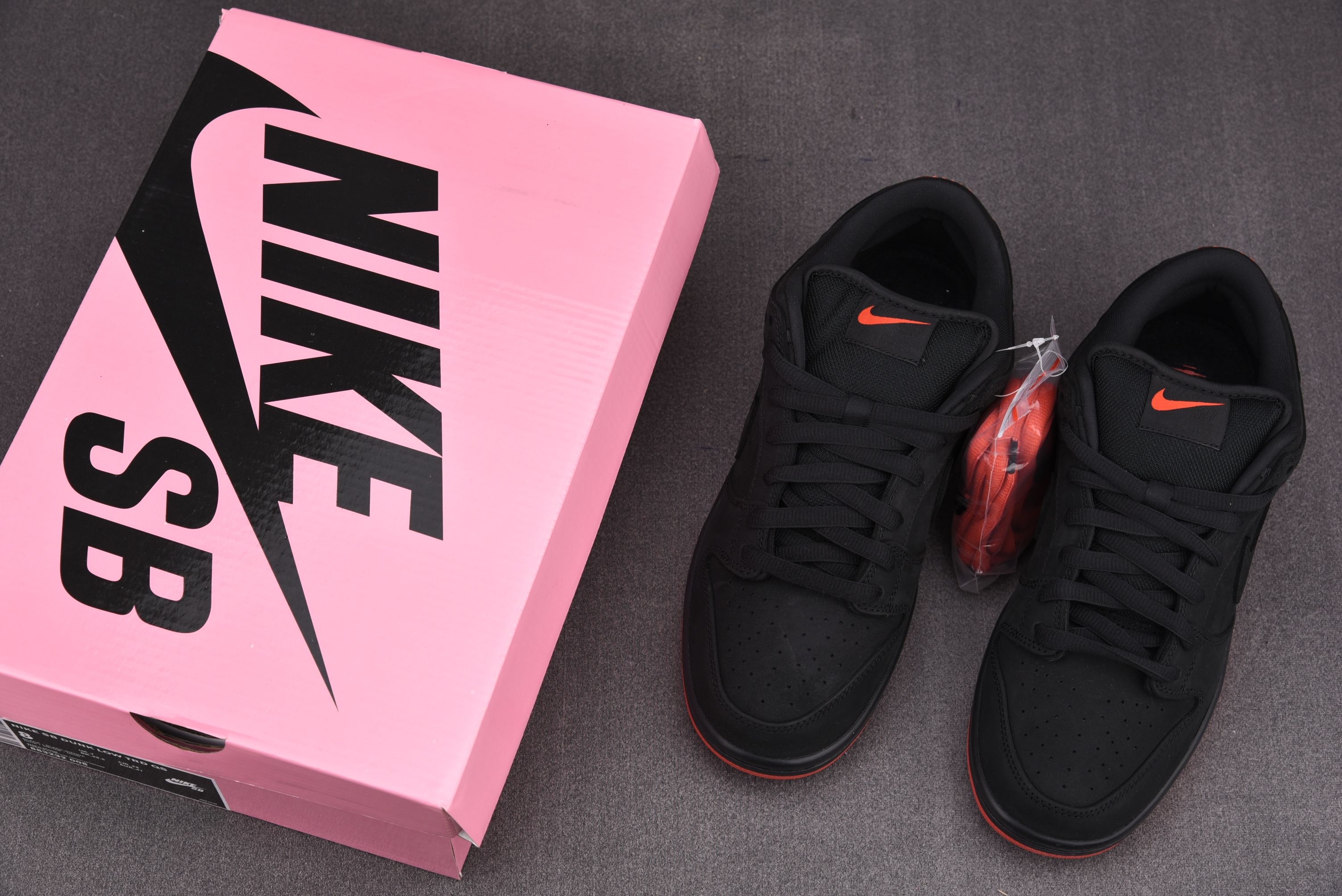 M Batch  SB Dunk Low Black Pigeon  883232-008