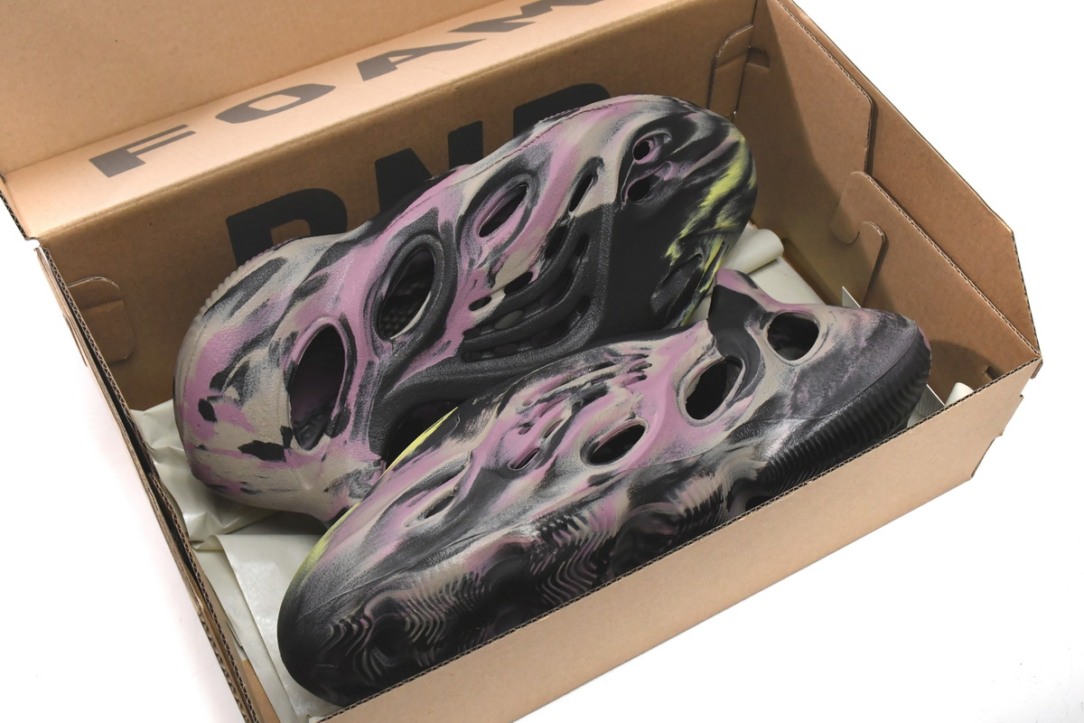 adidas Yeezy Foam Runner MX Carbon   IG9562