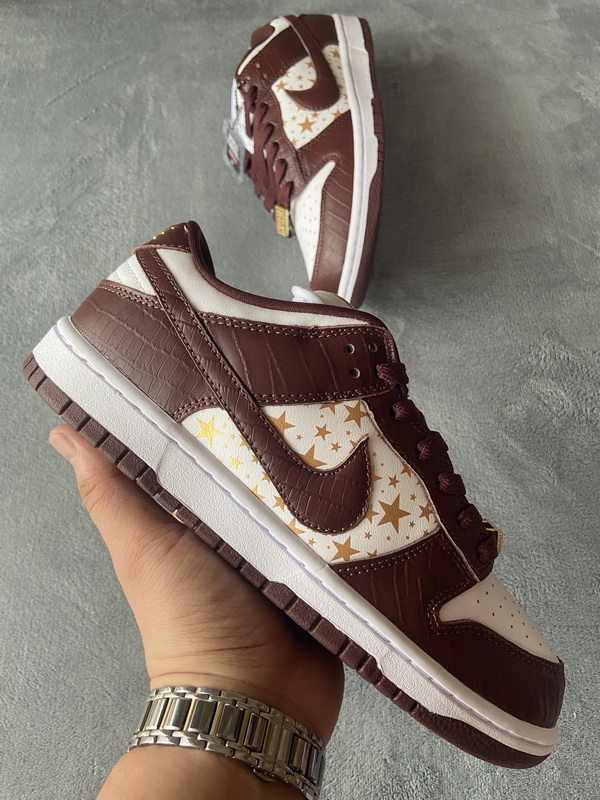 Supreme x Nike SB Dunk Low  Brown Stars”  DH3228-103