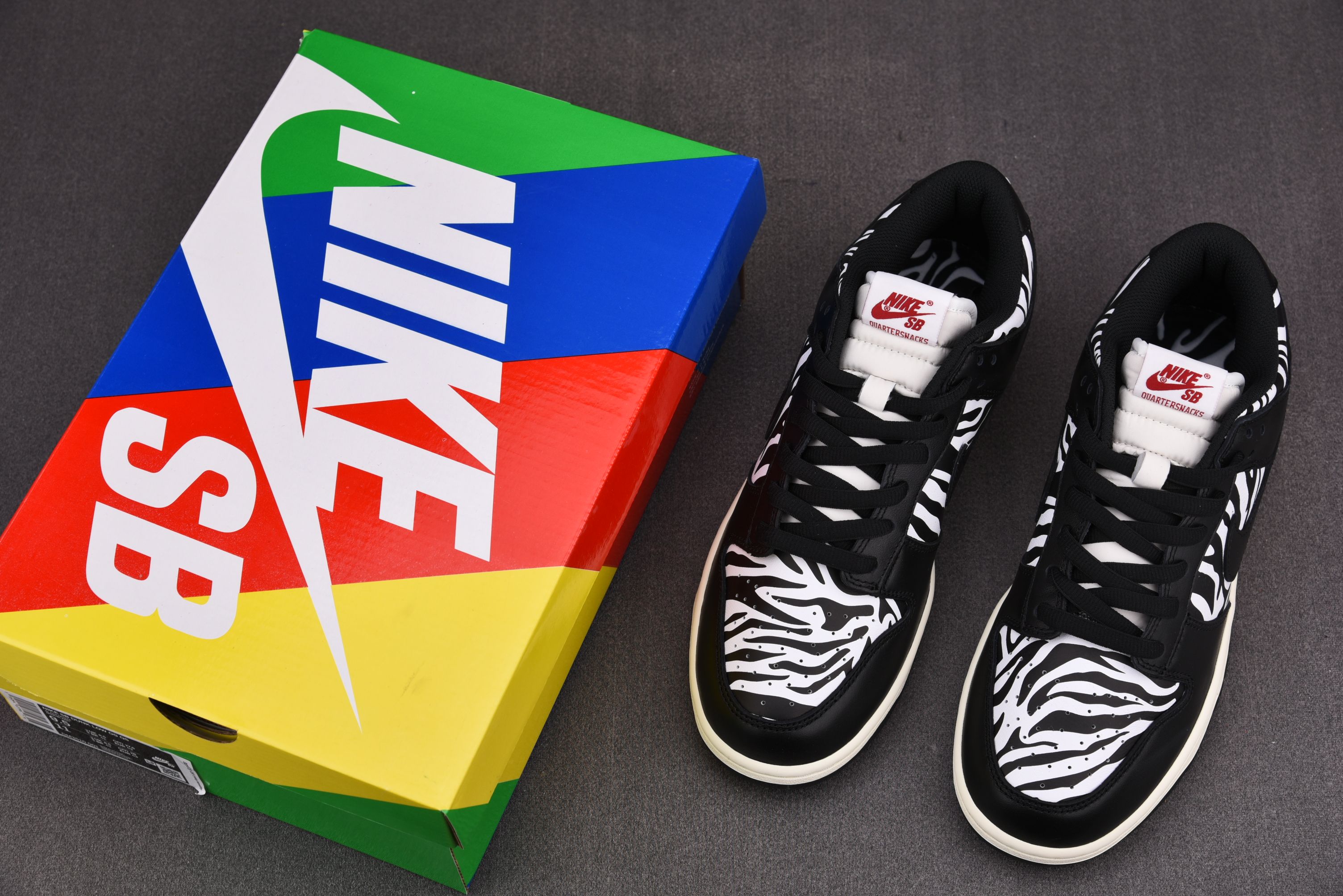 M Batch  Quartersnacks x Nike SB Dunk Low Zebra    DM3510-001