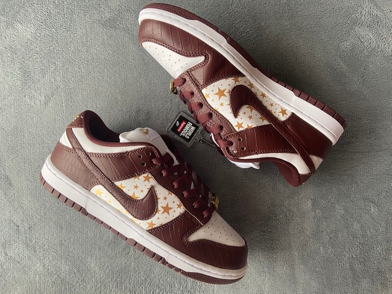 Supreme x Nike SB Dunk Low  Brown Stars”  DH3228-103