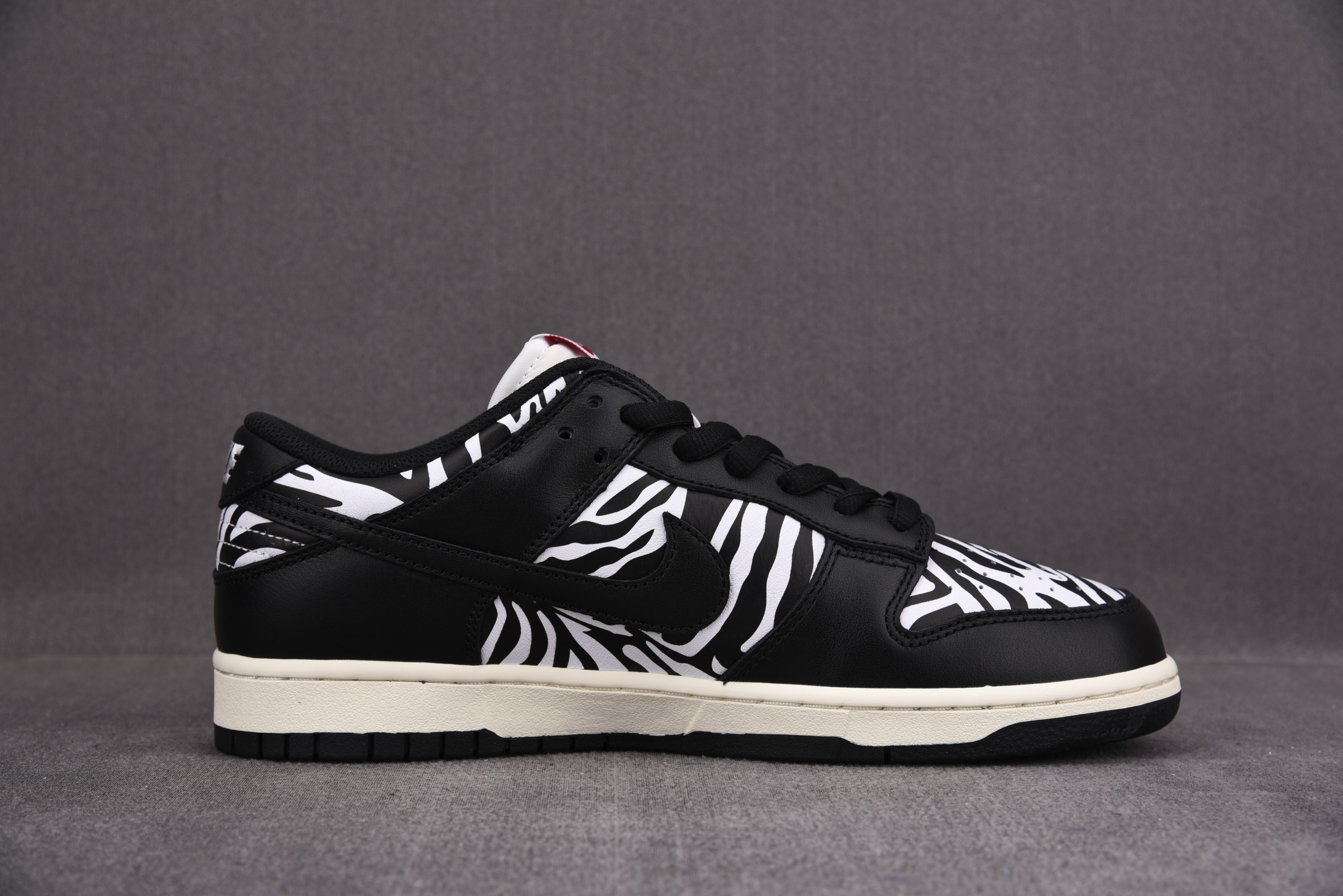 M Batch  Quartersnacks x Nike SB Dunk Low Zebra    DM3510-001