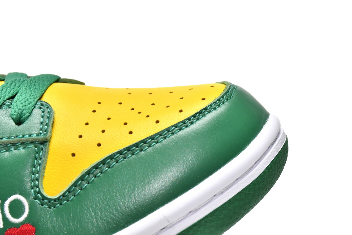 Supreme x Nike SB Dunk Low Brazil DO7412-983