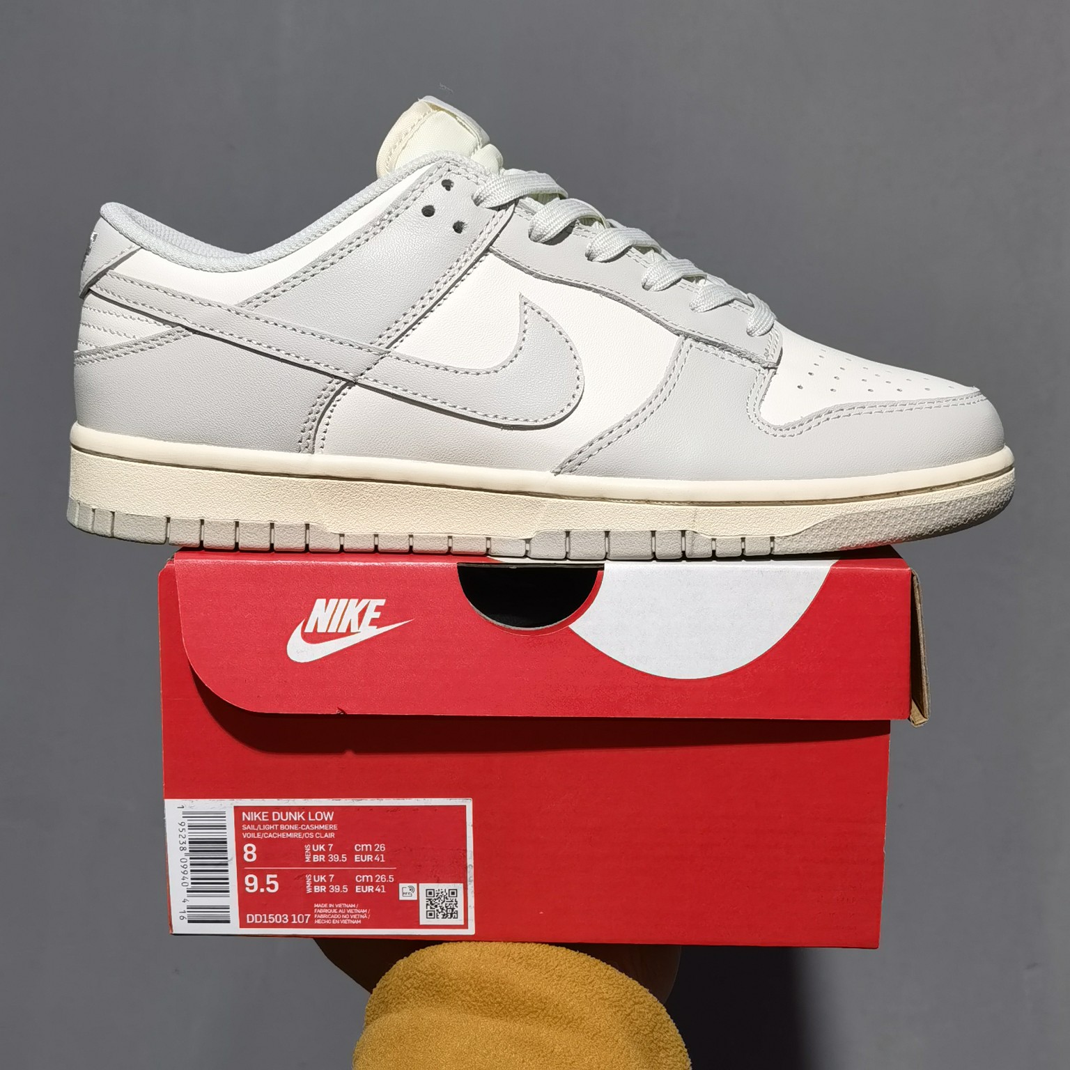M Batch   Dunk Low Light Bone DD150-107
