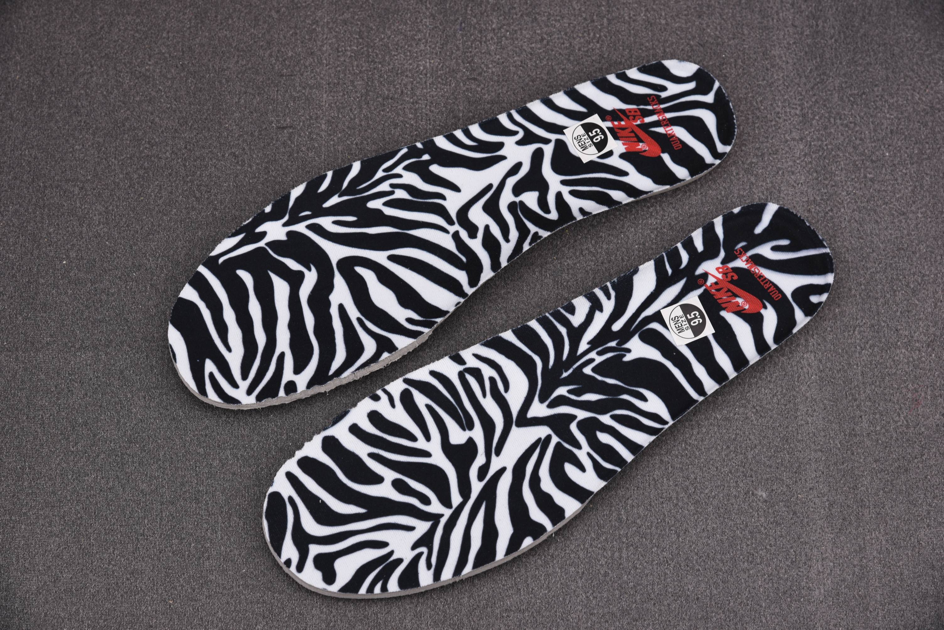 M Batch  Quartersnacks x Nike SB Dunk Low Zebra    DM3510-001