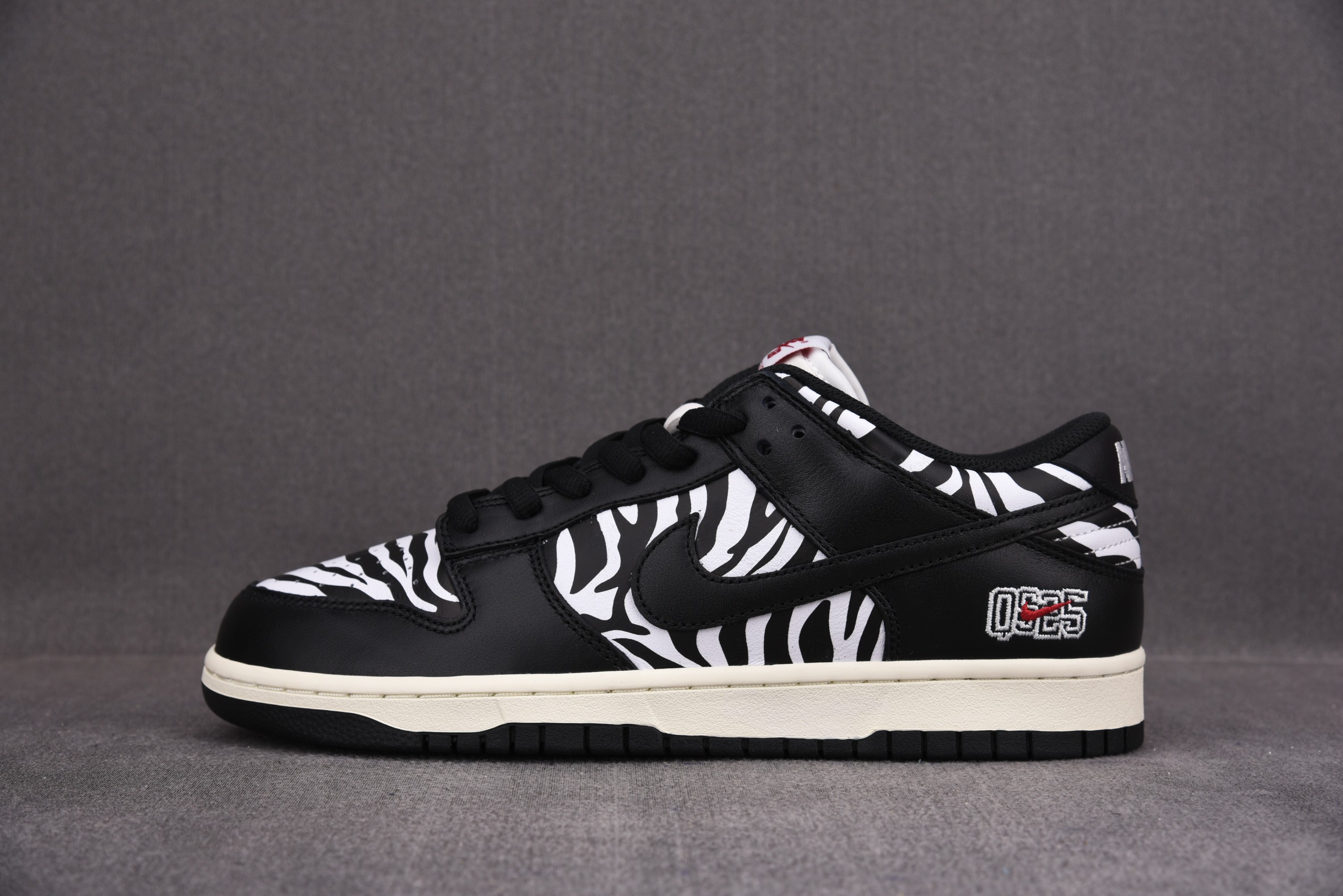 M Batch  Quartersnacks x Nike SB Dunk Low Zebra    DM3510-001