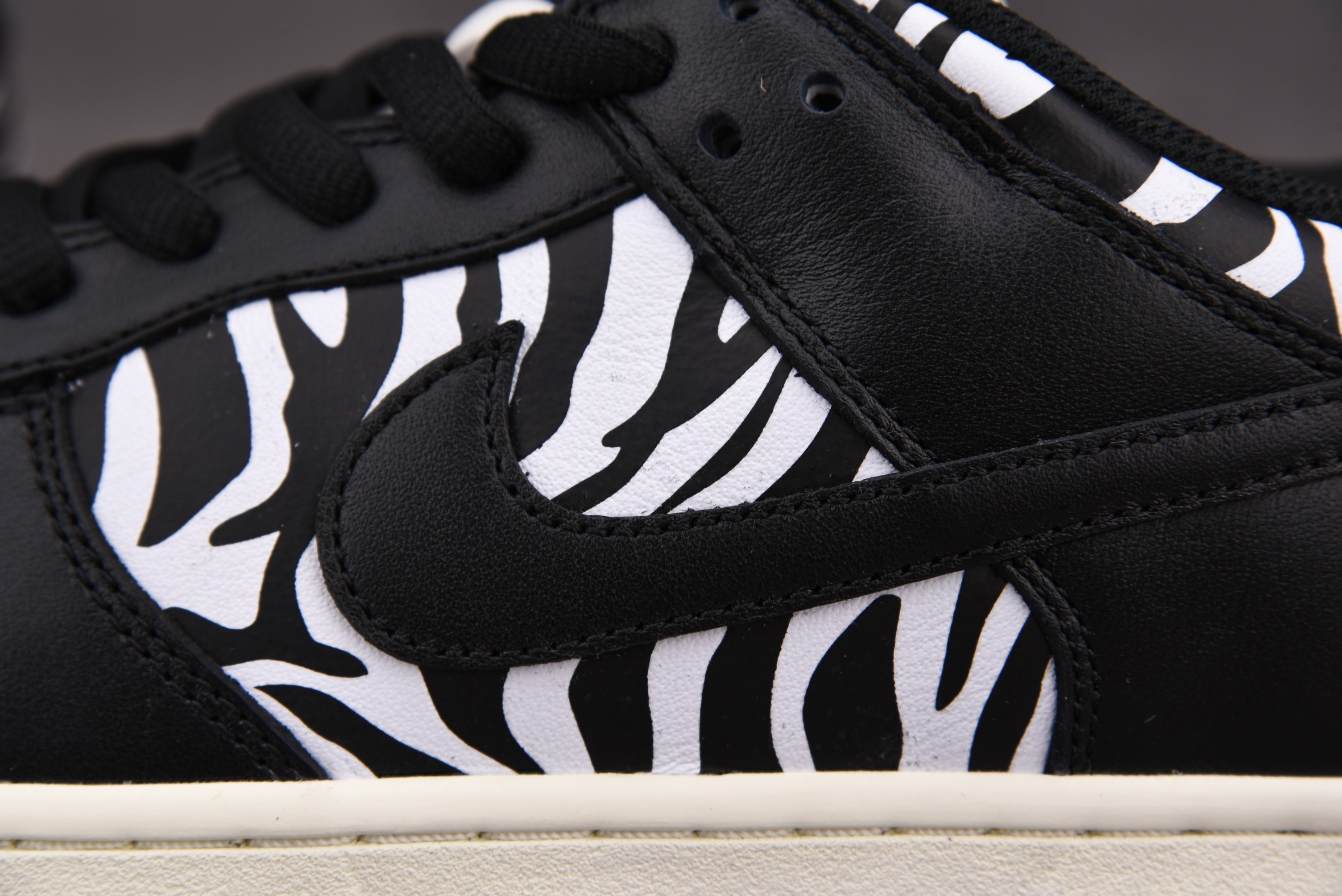 M Batch  Quartersnacks x Nike SB Dunk Low Zebra    DM3510-001