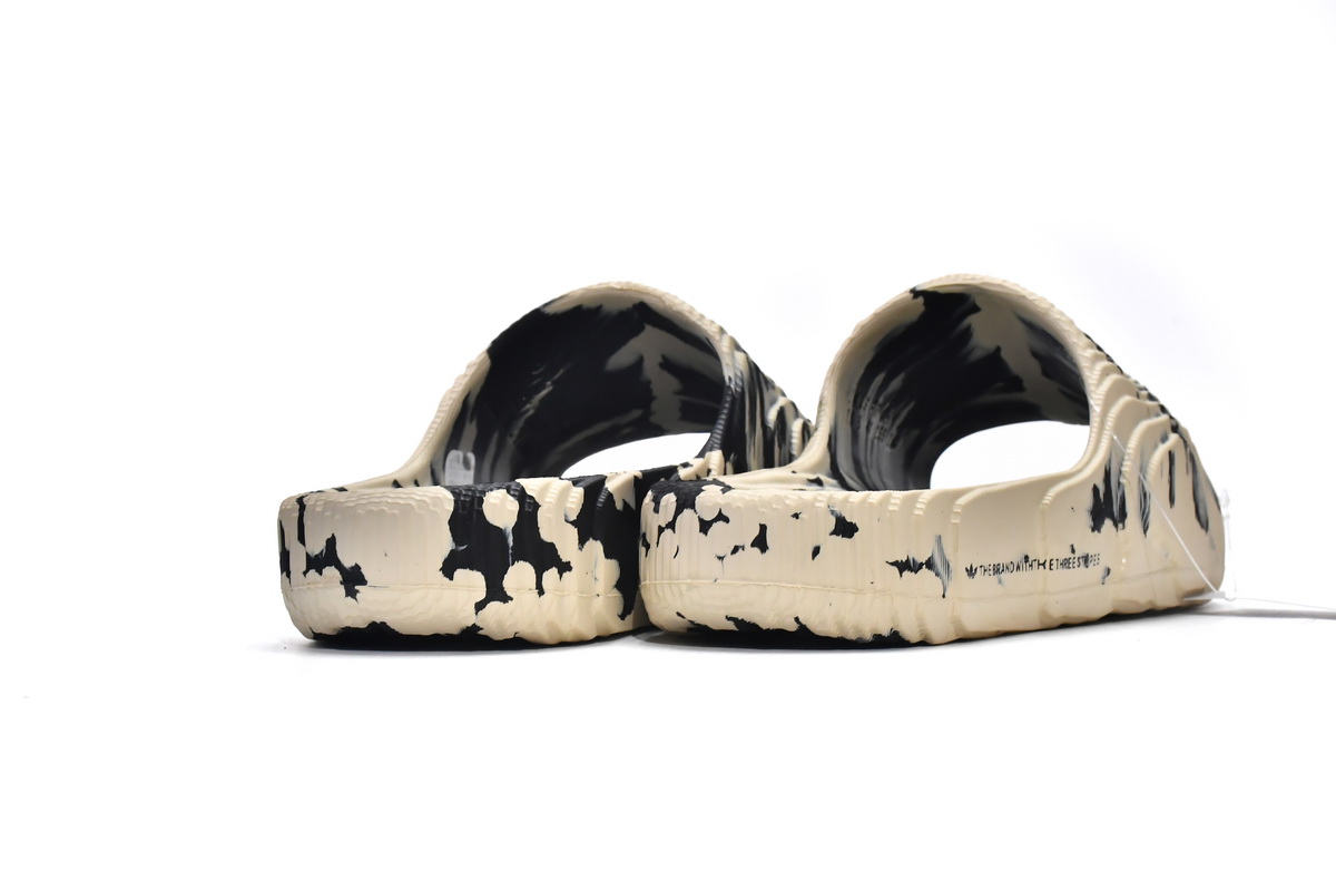 adidas originals Adilette 22 Slides Carbon   GX6947