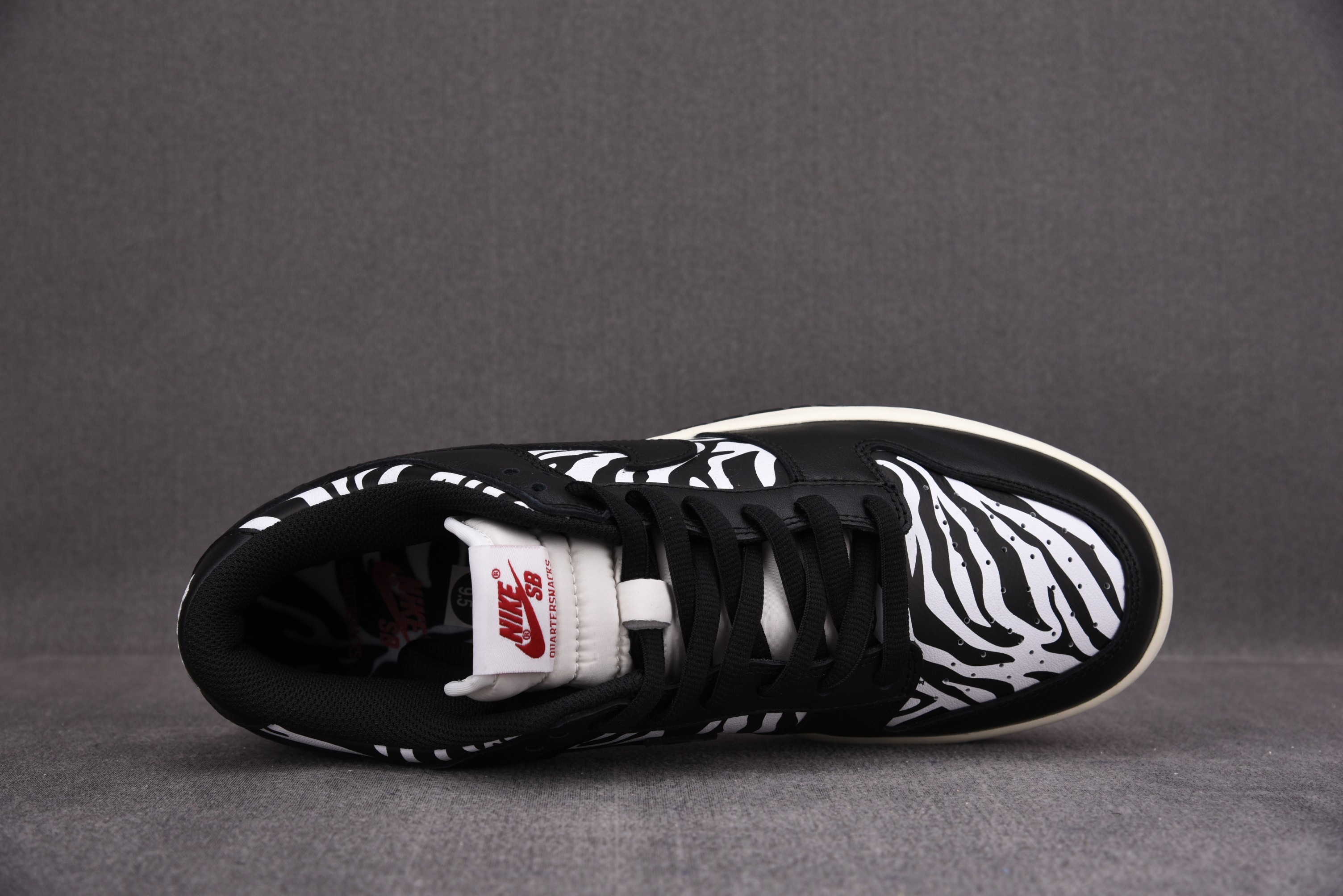 M Batch  Quartersnacks x Nike SB Dunk Low Zebra    DM3510-001