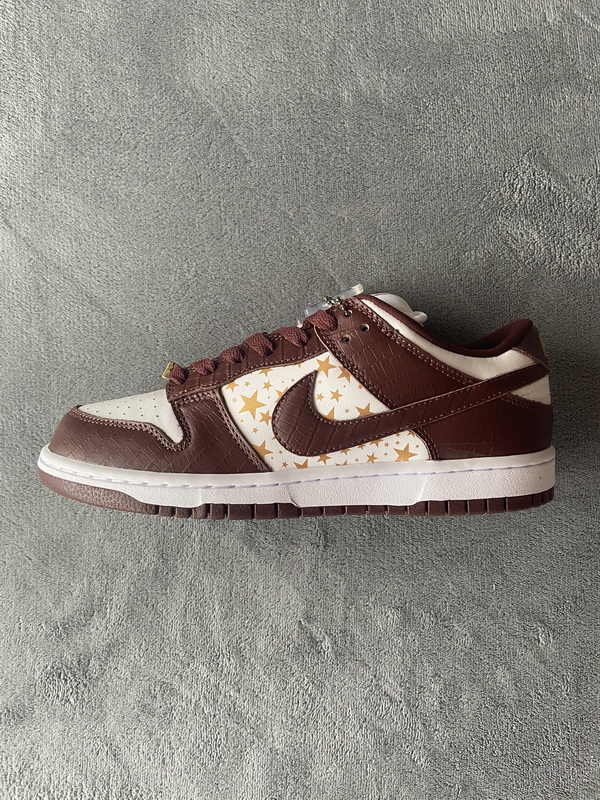 Supreme x Nike SB Dunk Low  Brown Stars”  DH3228-103