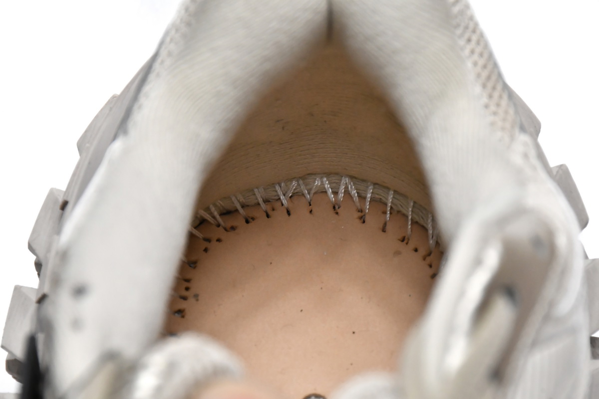 Ba***ci*ga Defender Beige  685611 W2RA6 9700