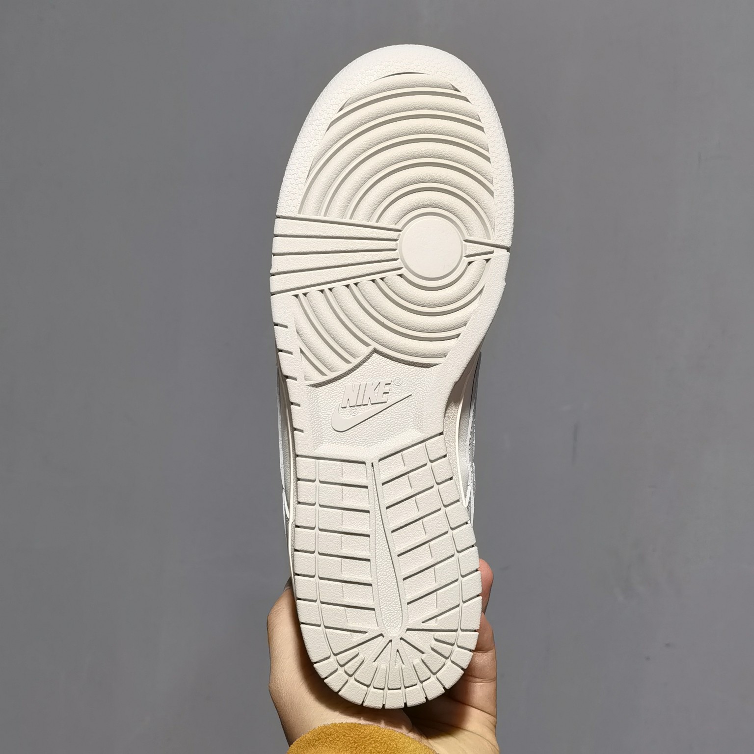 M Batch   Dunk Low Light Bone DD150-107