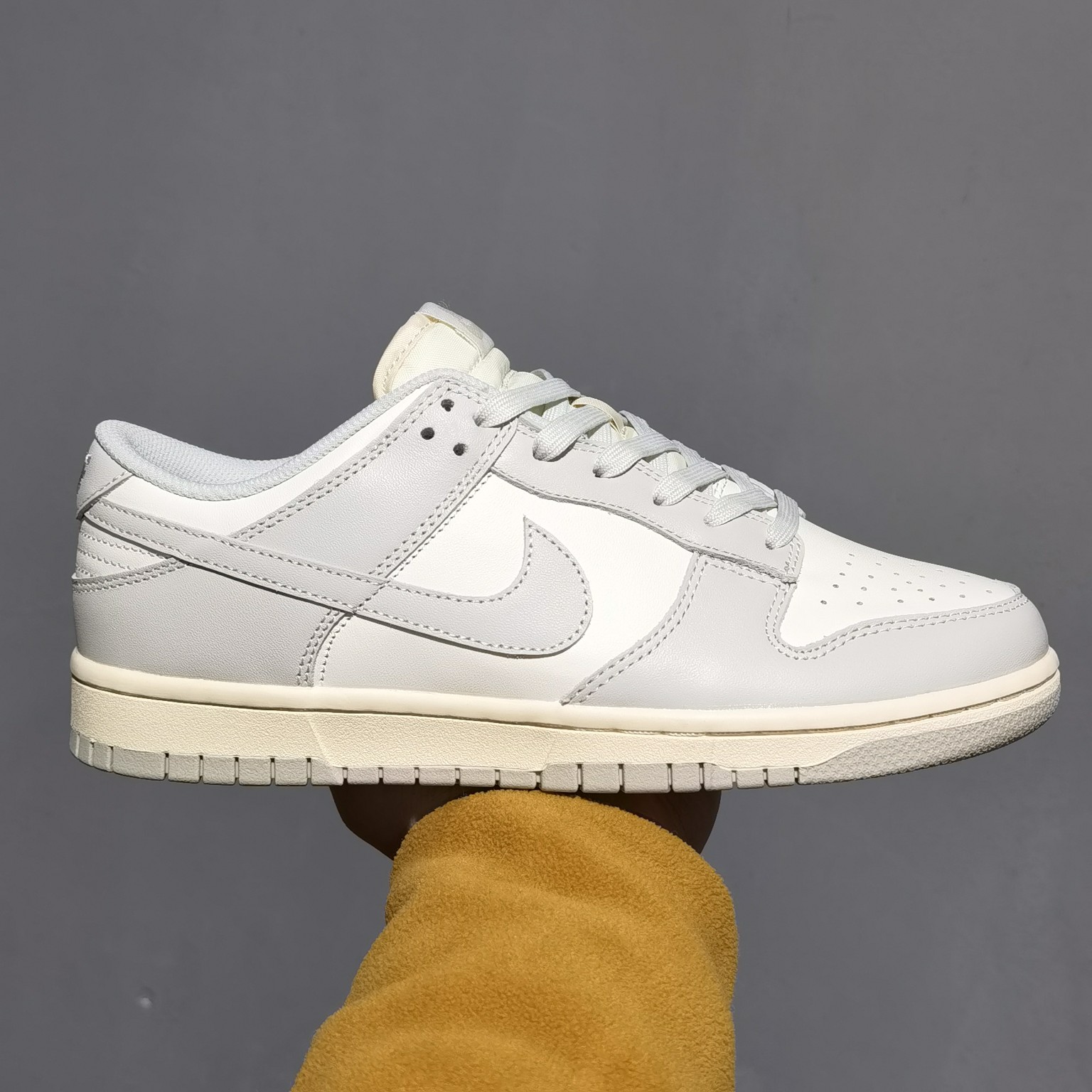 M Batch   Dunk Low Light Bone DD150-107