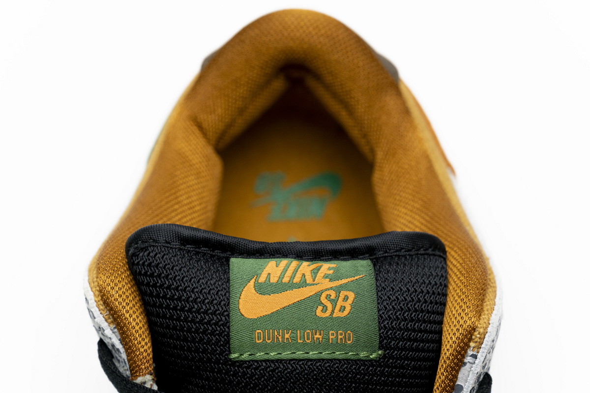Nike SB Dunk Low “Safari”  CD2563-002