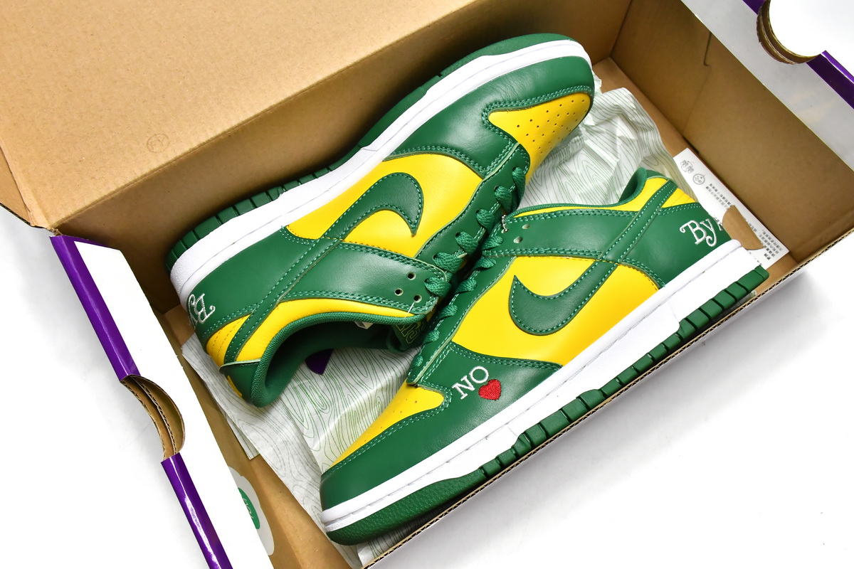 Supreme x Nike SB Dunk Low Brazil DO7412-983