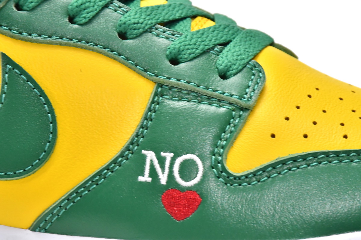 Supreme x Nike SB Dunk Low Brazil DO7412-983