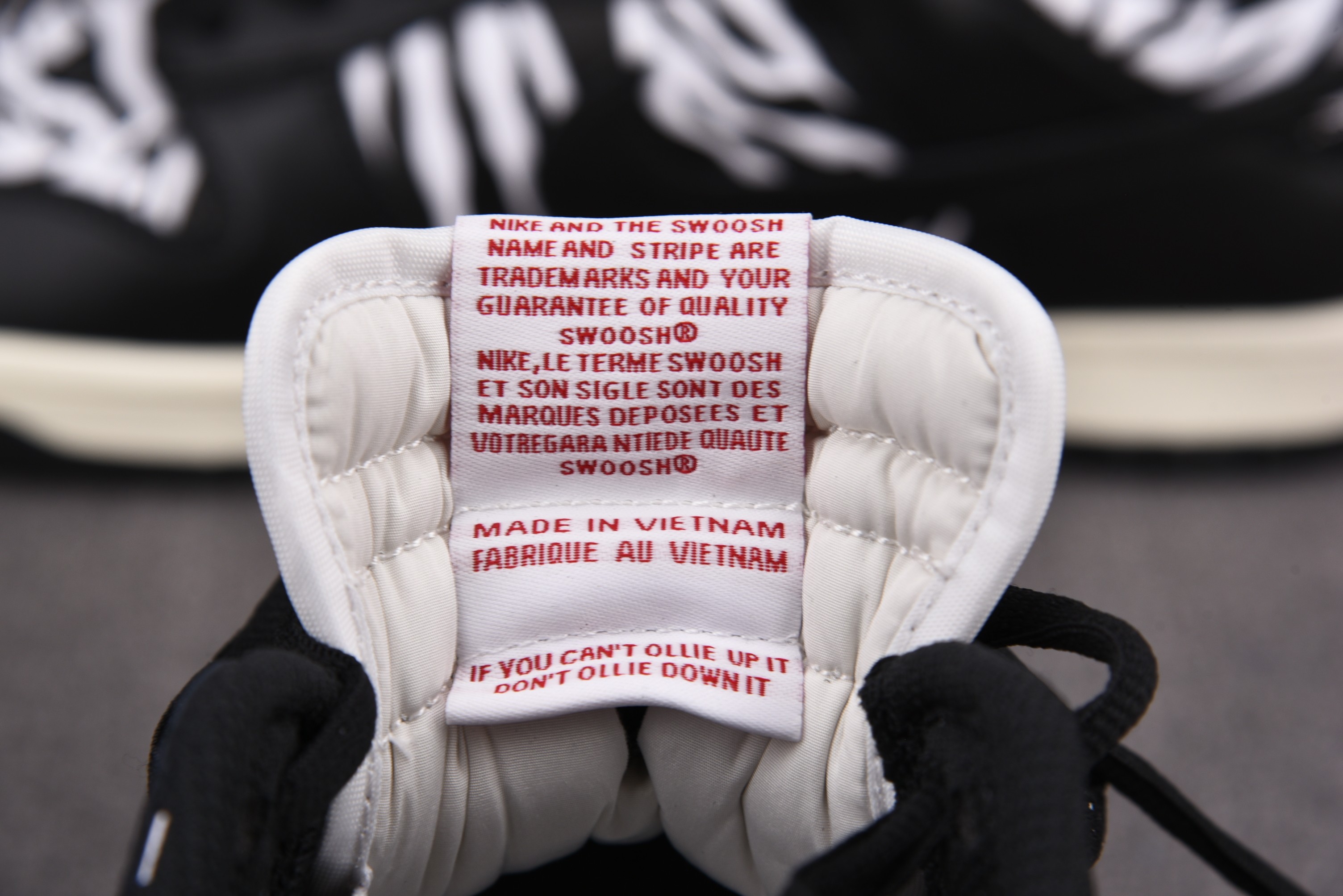 M Batch  Quartersnacks x Nike SB Dunk Low Zebra    DM3510-001