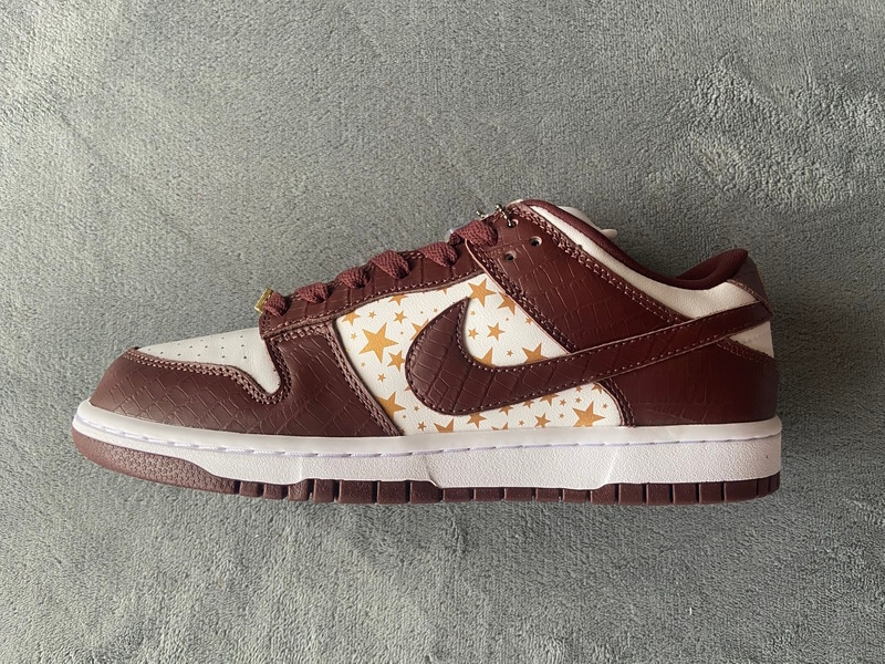 Supreme x Nike SB Dunk Low  Brown Stars”  DH3228-103