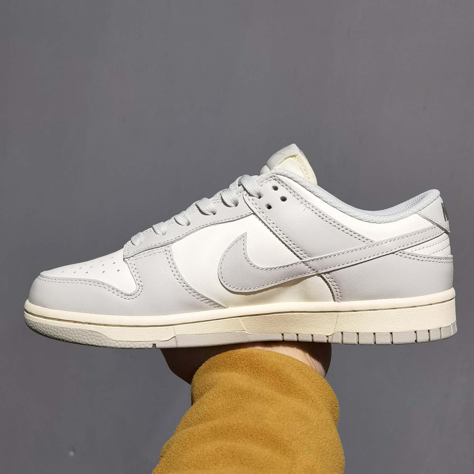M Batch   Dunk Low Light Bone DD150-107