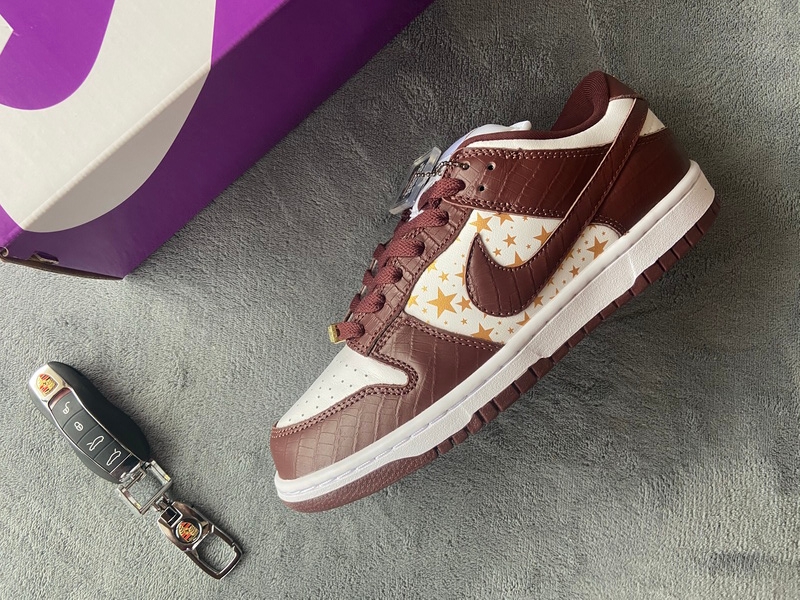 Supreme x Nike SB Dunk Low  Brown Stars”  DH3228-103