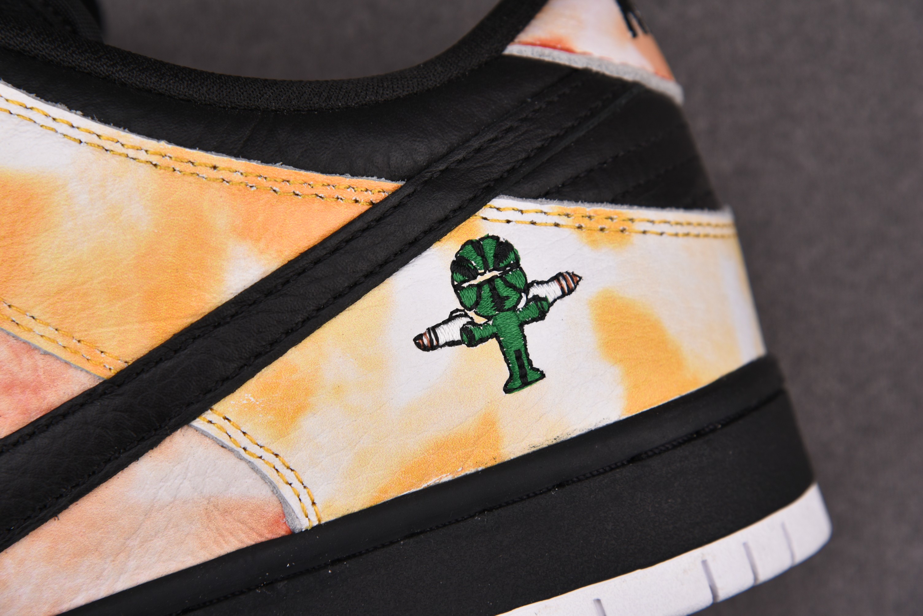 M Batch -SB Dunk Low Raygun   BQ6832-001