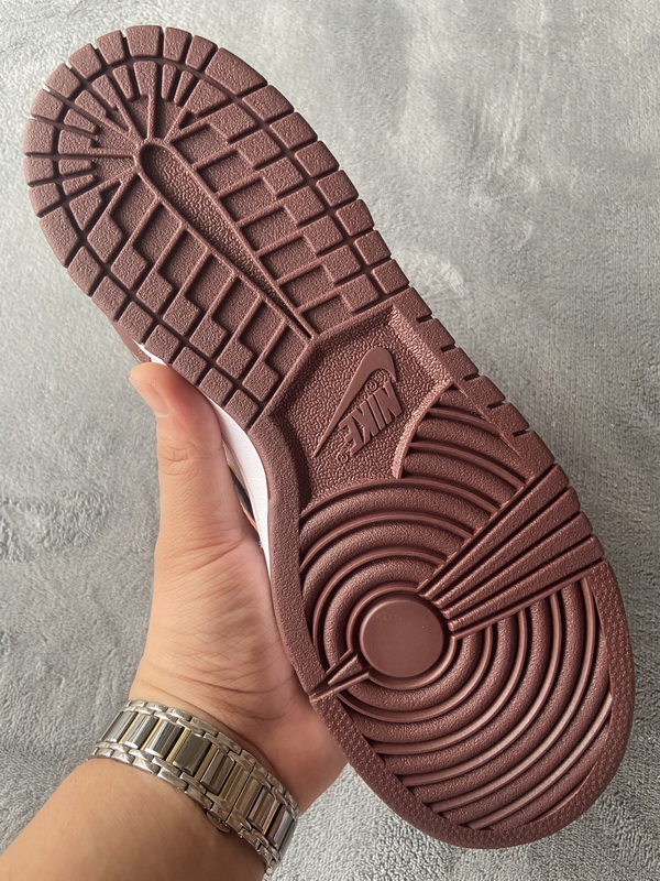 Supreme x Nike SB Dunk Low  Brown Stars”  DH3228-103