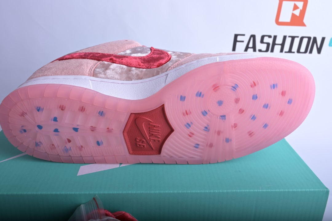 Nike SB Dunk Low Pro Valentines Day   CT2552 800