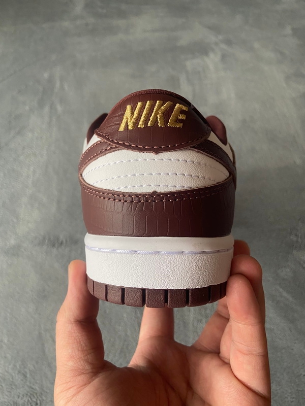 Supreme x Nike SB Dunk Low  Brown Stars”  DH3228-103