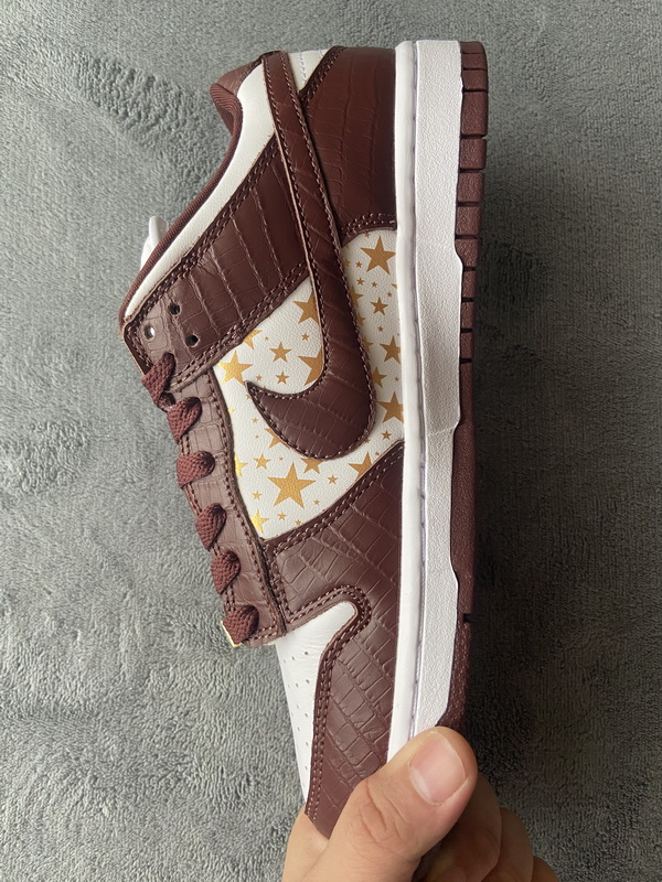 Supreme x Nike SB Dunk Low  Brown Stars”  DH3228-103