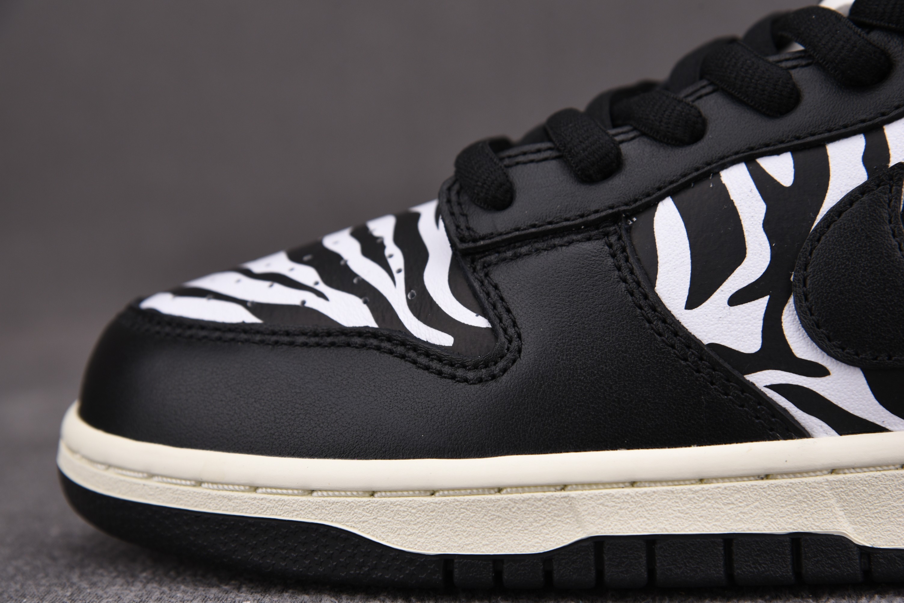 M Batch  Quartersnacks x Nike SB Dunk Low Zebra    DM3510-001