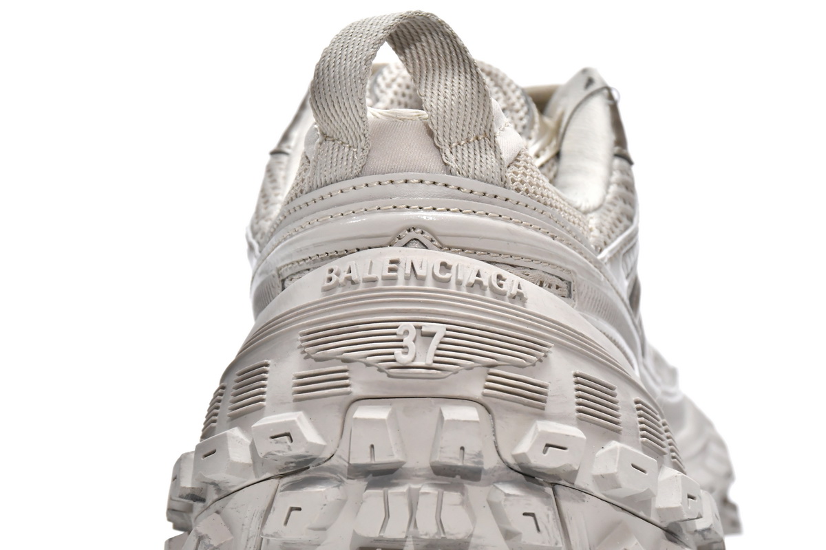Ba***ci*ga Defender Beige  685611 W2RA6 9700