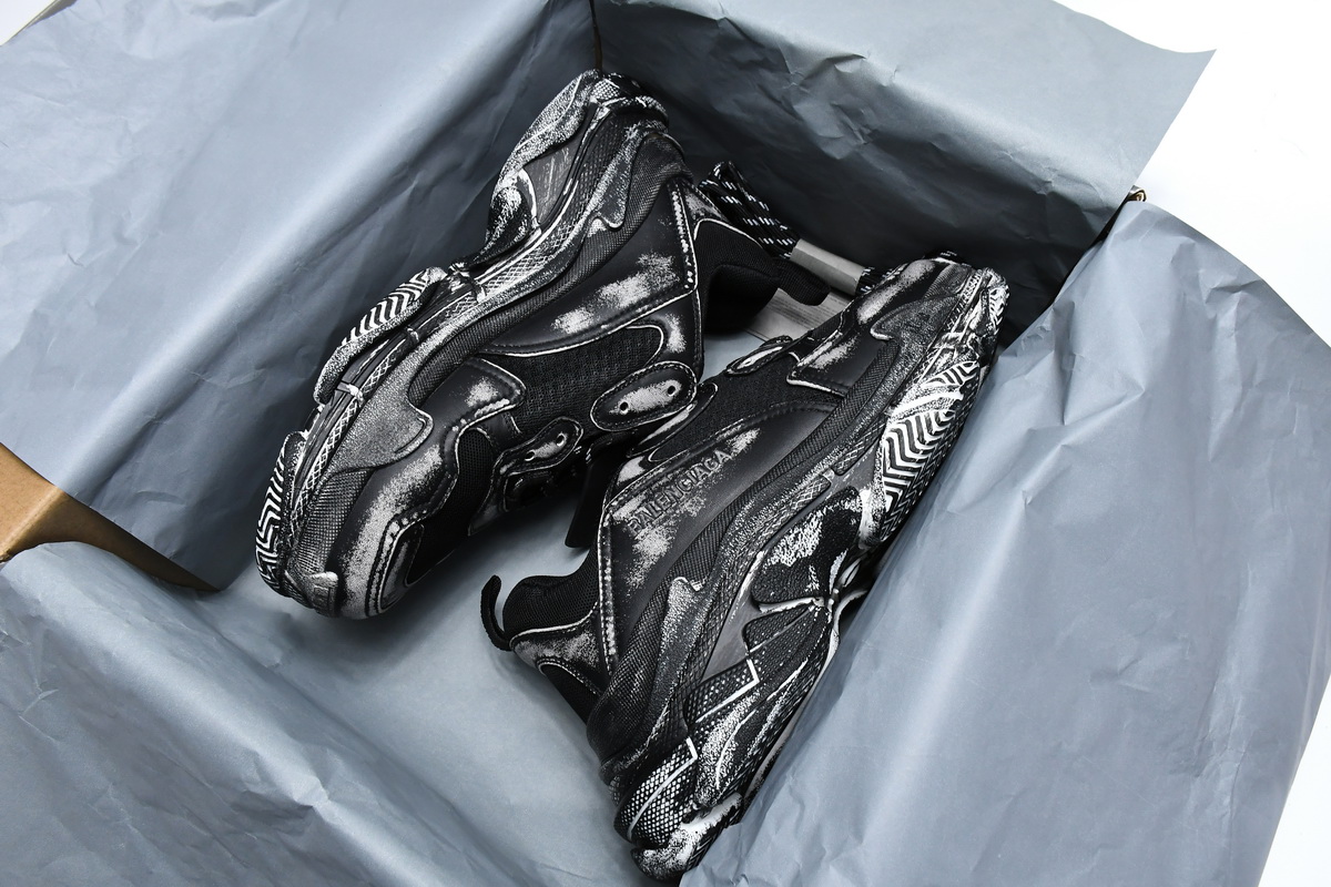 Ba***ci*ga Triple S Black   524039 WN3 1000
