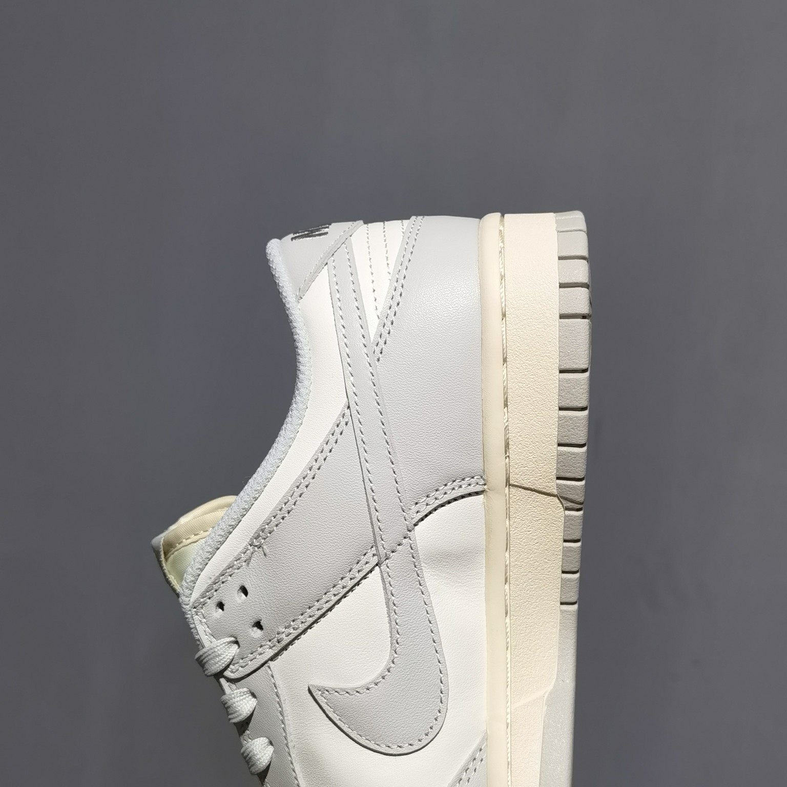 M Batch   Dunk Low Light Bone DD150-107