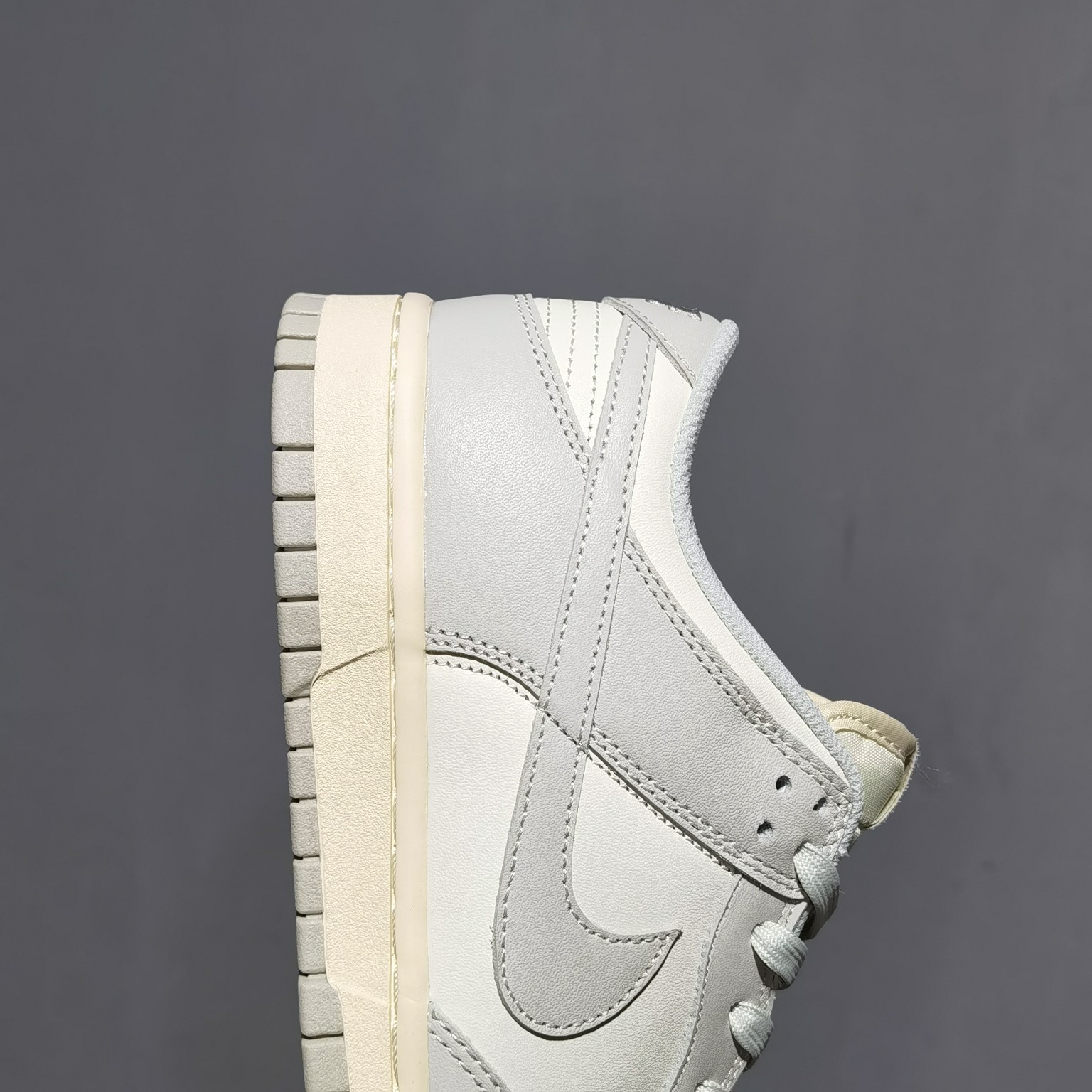 M Batch   Dunk Low Light Bone DD150-107