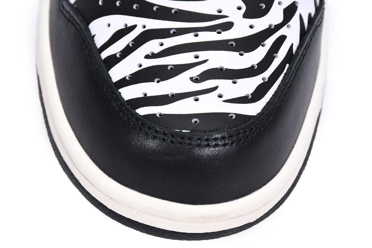 Quartersnacks x Nike SB Dunk Low Zebra    DM3510-001