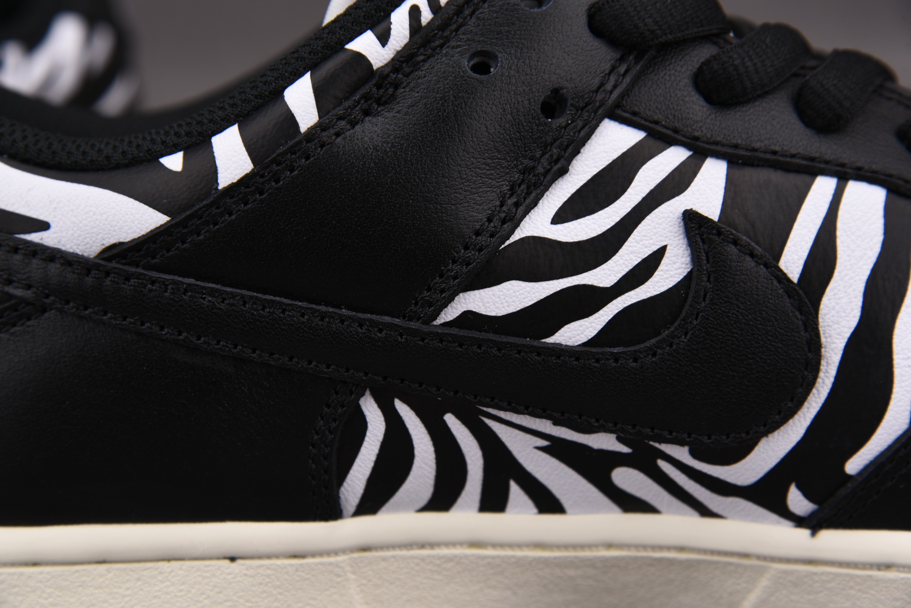 M Batch  Quartersnacks x Nike SB Dunk Low Zebra    DM3510-001