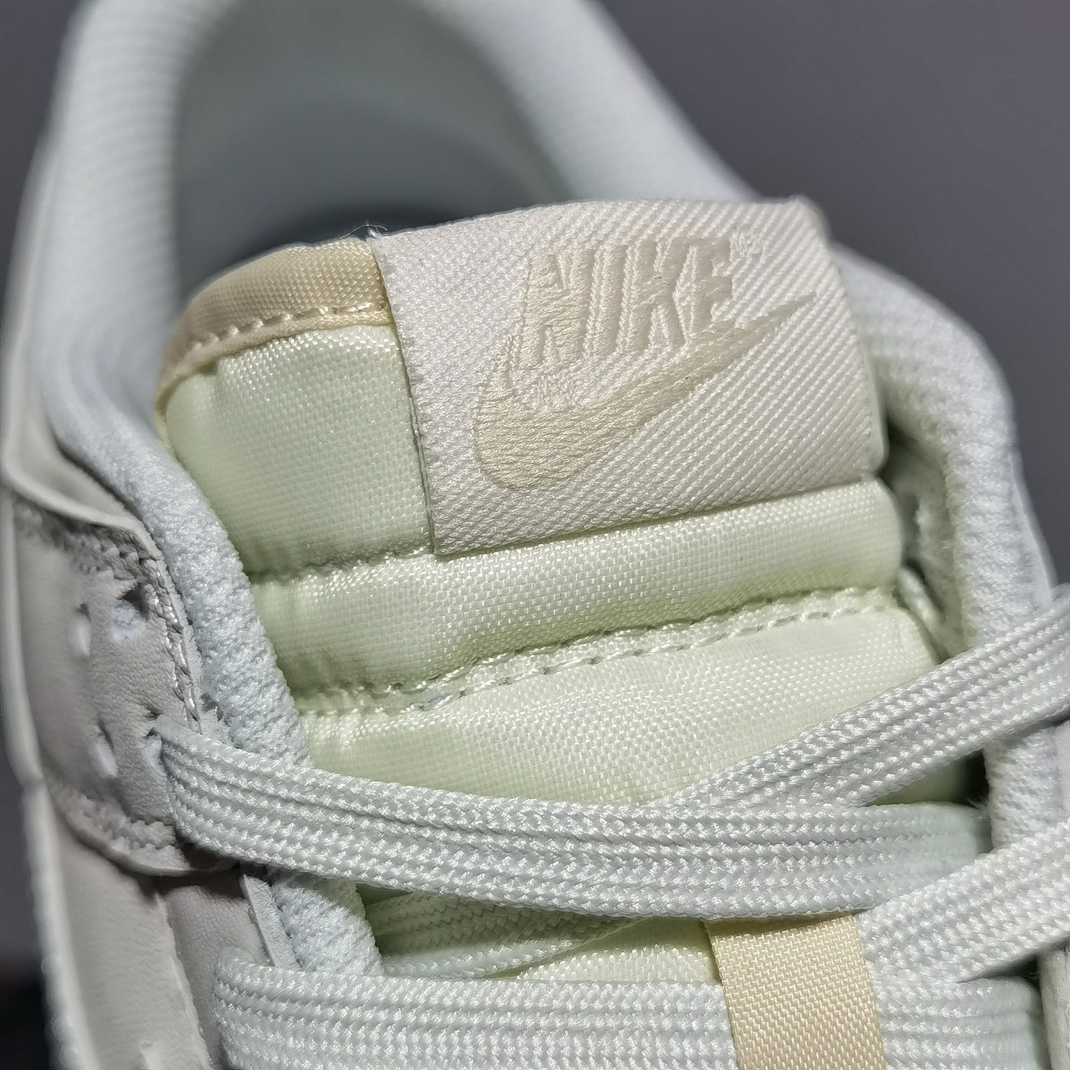 M Batch   Dunk Low Light Bone DD150-107