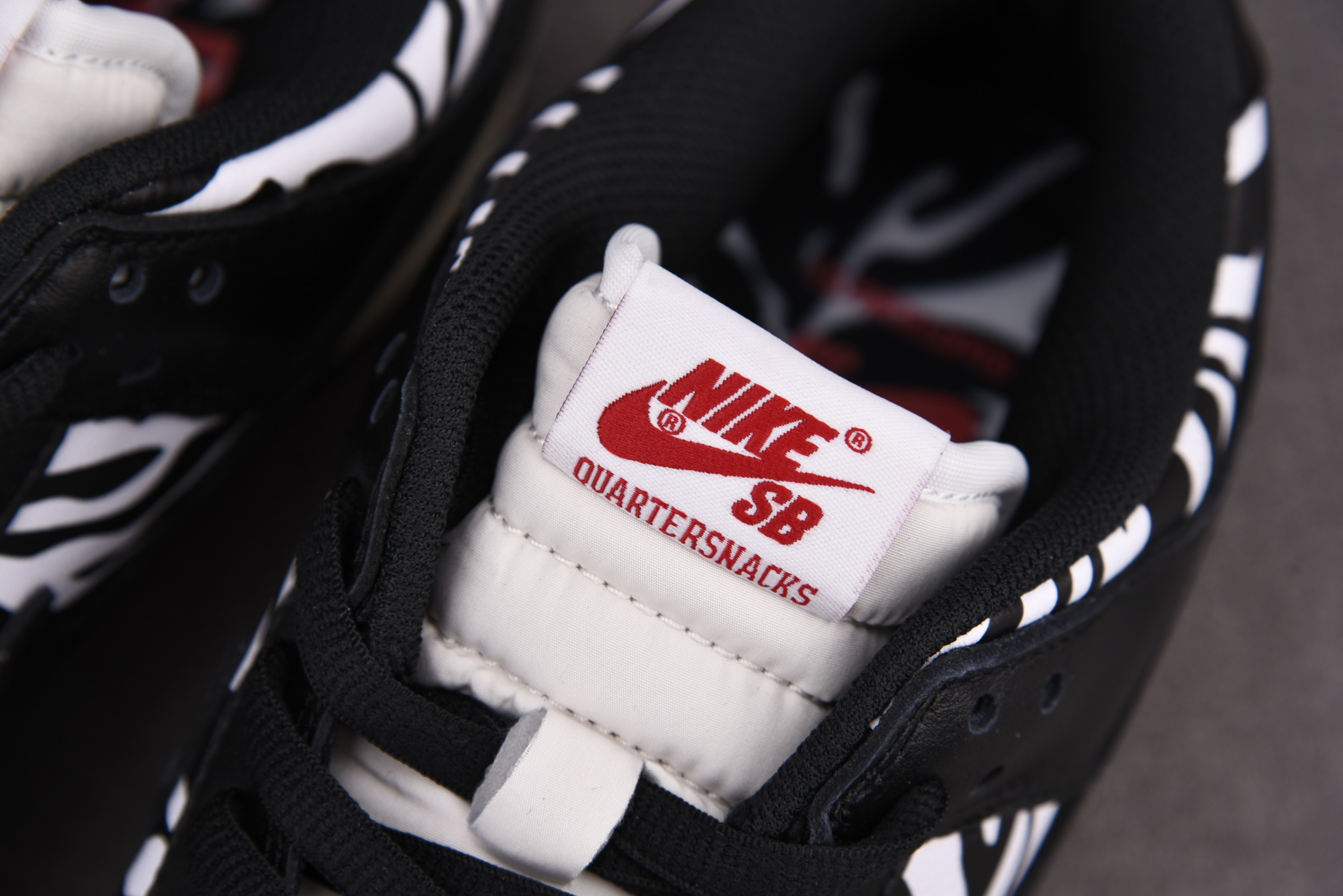 M Batch  Quartersnacks x Nike SB Dunk Low Zebra    DM3510-001