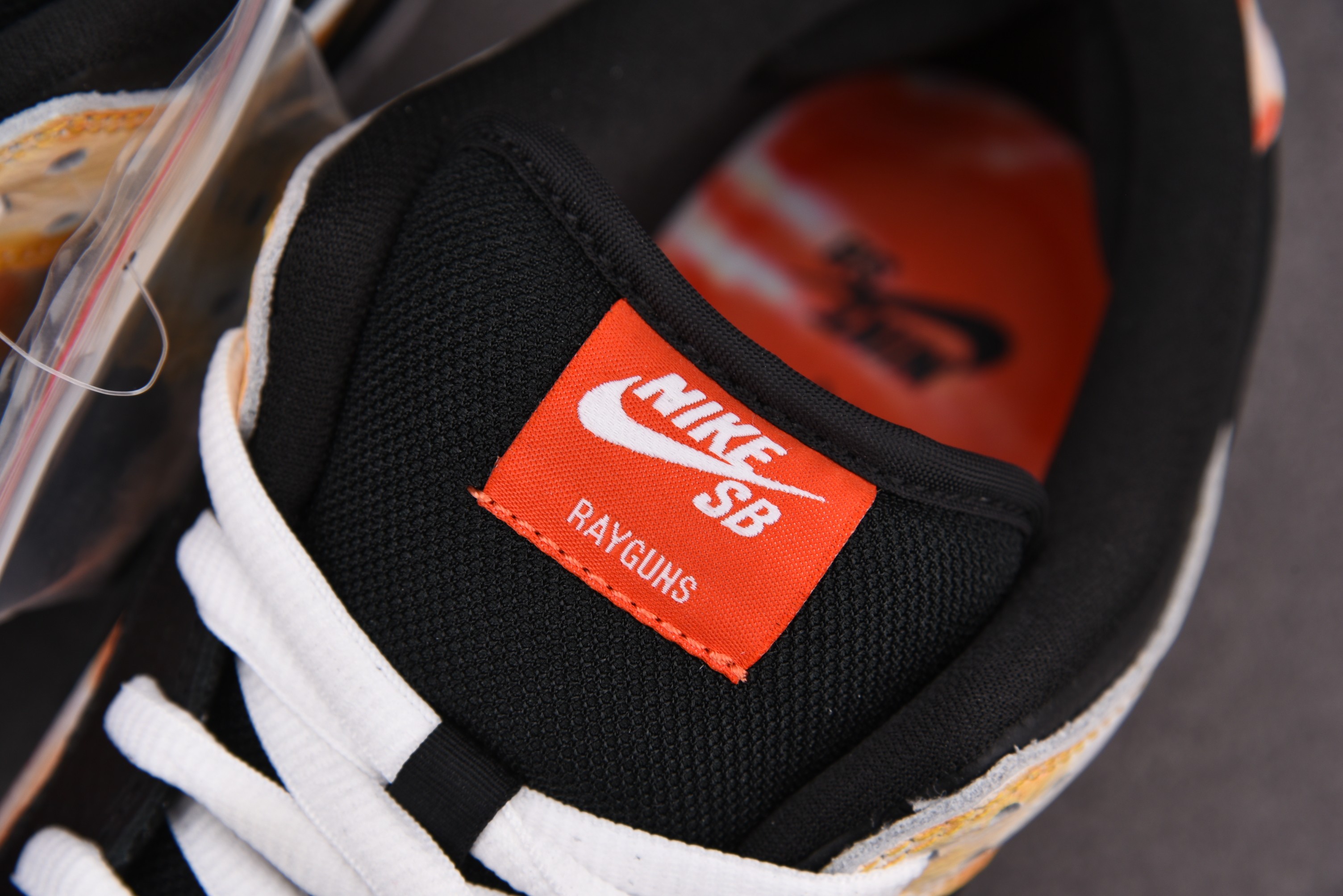 M Batch -SB Dunk Low Raygun   BQ6832-001